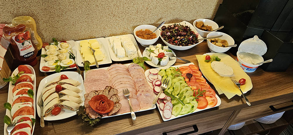 Bufet śniadaniowy w Willi Monika w Szczawniku koło Muszyny - wędliny, sery, jajka, świeże warzywa i domowe sałatki